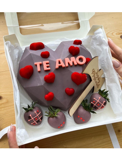 Пиньята с клубникой