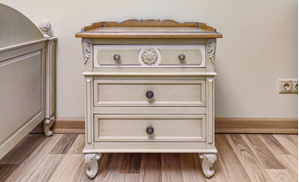 Тумба прикроватная с резным декором и на резных ножках.