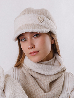 Зимняя женская кепка с козырьком