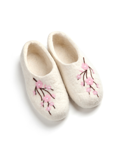 Белые войлочные тапочки Цветение сакуры