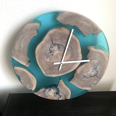 часы из эпоксидной смолы и спилов дерева