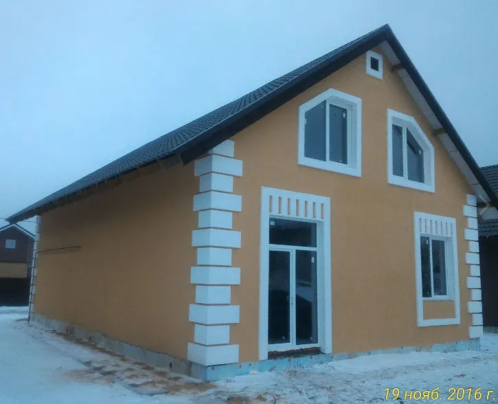 окна пвх с монтажом в загородном доме. В заказе присутствуют двери ПВХ и окна-трапеции.