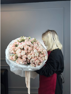 Букет из 41 кустовой розы 40см