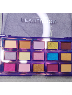 Makeup Revolution Палетка теней Reflective Eyeshadow Palette Ultra Violet