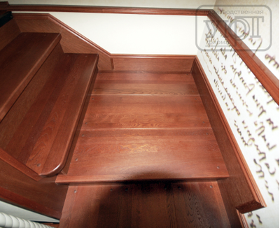 л-47. кованое ограждение, столбы "косичка." ступени, поручень - массив дуба