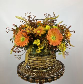Настольный декор корзинка с герберами и полевыми цветами