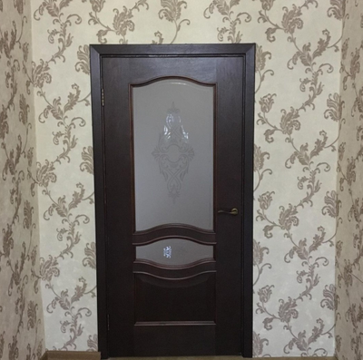 ЛАЙНДОР (УЛЬЯНОВСК)/ МОДЕЛЬ АМЕЛИЯ/ ПОЛОТНО ОСТЕКЛЕННОЕ/ НАТУРАЛЬНЫЙ ШПОН САПЕЛИ (САПЕЛЕ)/ ТОН 10 (КРАСНОЕ ДЕРЕВО)