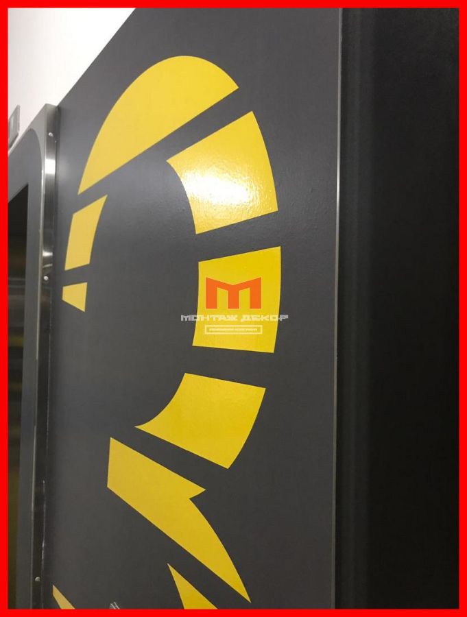 Накатка пленки на стену в ТЦ