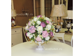 Композиция из искусственных цветов в интерьере на столе круглой формы из цветов прекрасного качества в классическом стиле №33