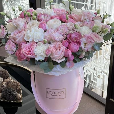 Букет в шляпной коробке микс цветов L