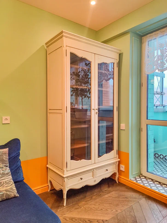 Витрина с двумя ящиками и стеклянными дверьми.