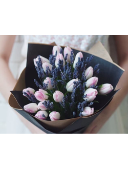Нежный букет с тюльпанами и лавандой «Застенчивость»