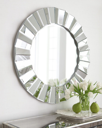 Зеркало круглое в зеркальной раме, в виде двухуровневых скошенных элементов.