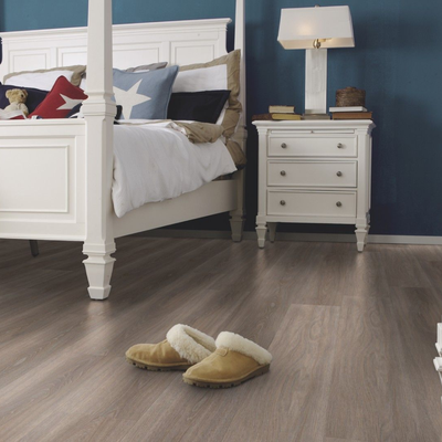 Виниловый пол Wineo 400 Wood Spirit Oak Silver DB00115  в интерьере комнаты