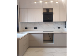 


Кухонный гарнитур со столешницей из искусственного камня.
Фасады  ПФФ (верх) Велюр Фарфор
Фасады  (низ) ПФФ Велюр Нео интегра Монреаль
Фасады  (центр) ПФФ Велюр Фарфор, коллекция Velvet 
Стоимость на момент заказа 371000 руб. (апрель 2022)

