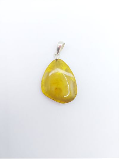 Кулон из полупрозрачного янтаря