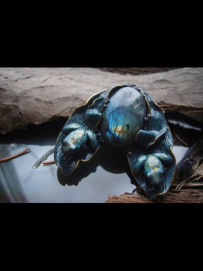 "Хранители озера Сбывающихся Грёз", коллекционная брошь с лабрадоритом и лягушками