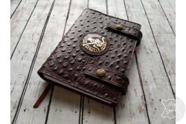 Ежедневник из натуральной кожи страуса с шильдой с рисунком