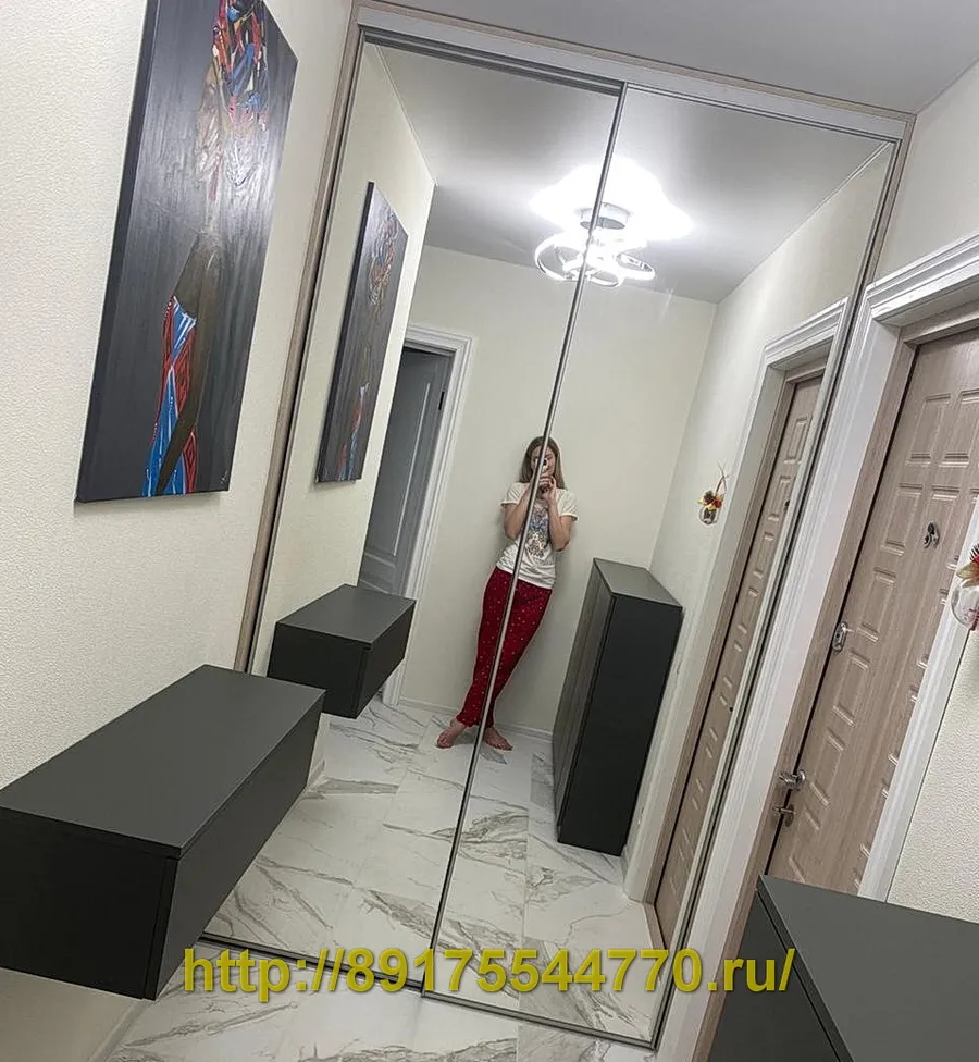 082 Встроенный двухдверный шкаф-купе в прихожей. 
Профиль дверей: Матовый хром Italum LINE.
Вставки дверей: Зеркало зеркало серебро.
Тумбы: МДФ AGT, Серый шторм soft touch.
