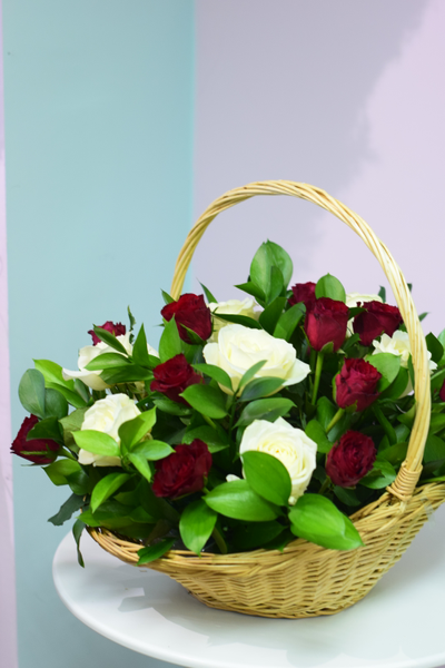 Корзина с белыми и красными розами