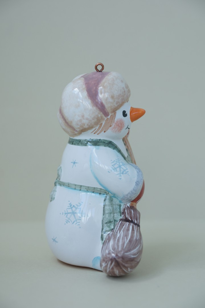 Снеговик с метлой