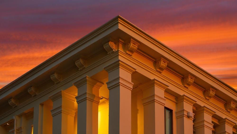 Классический дизайн фасада офисного здания в Москве с использованием полиуретанового декора.