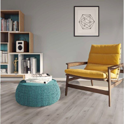 Ламинат Wineo Дуб Рустик Серый LA178MV4 в интерьере комнаты