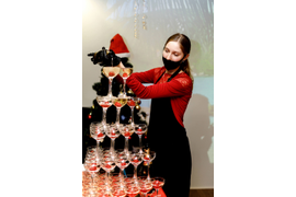 Пирамида из бокалов шампанского +личный бармен