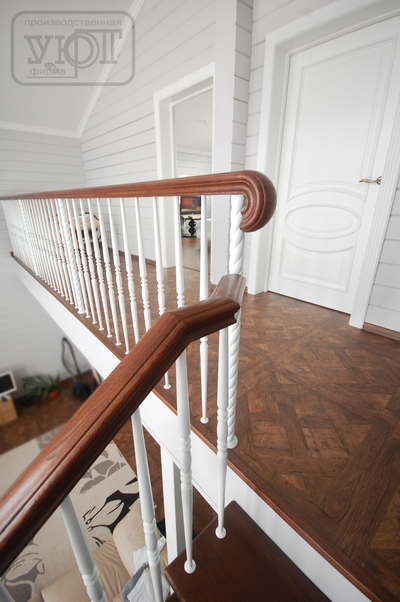 л-2. Металлические столбы и балясины. Ступени и поручень - массив ясеня