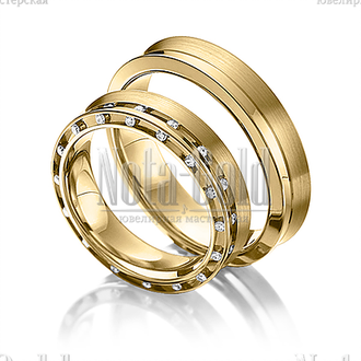 Обручальные кольца из желтого золота с волнистой дорожкой бриллиантов в женском кольце