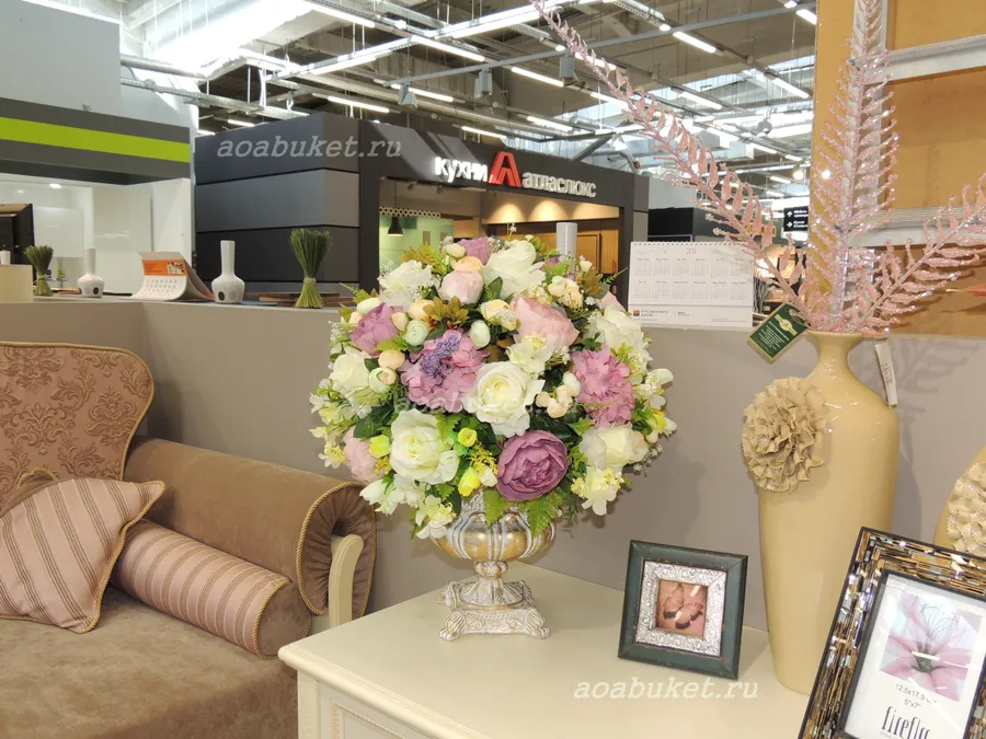 Композиции в вазе из искусственных цветов в интерьере №27