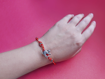 Красная нить с кошечкой, талисман на запястье