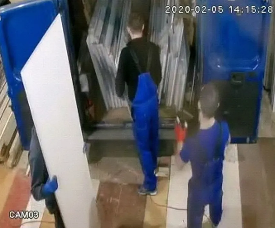 Машина почти загружена и детали будущих шкафов уже совсем скоро поедут к их заказчикам.
Скриншот с видеокамер на нашем производстве от 25 февраля 2020