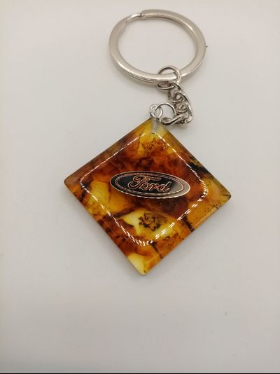 Брелок из натурального янтаря "Ford"
