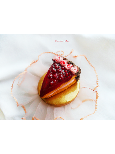 Ягодный тортик. Брошь в виде шоколадного тортика с ягодной начинкой из полимерной глины