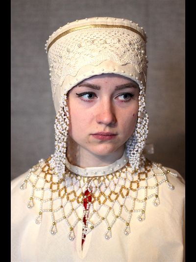 Русский народный женский головной убор "Повойник с жемчугами".