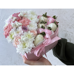 Коробка сердце с клубникой и пионовидными розами размер м