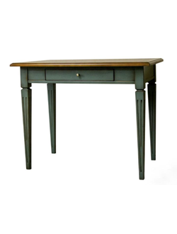 Кухонный стол с ящиком.