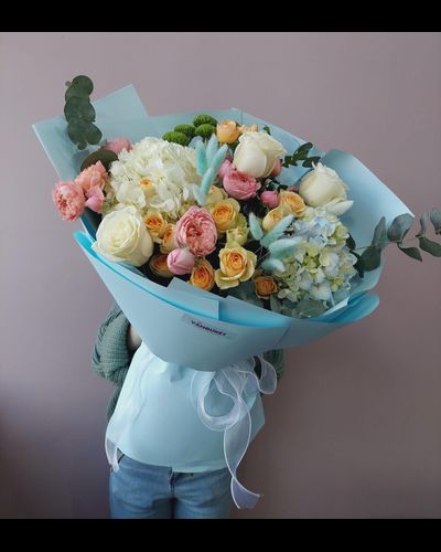 "Моя прелесть"(Букет 2 гортензии, 3 белые розы, эвкалипт, хризантема 1, Джульетта 3, кустовая роза 4)