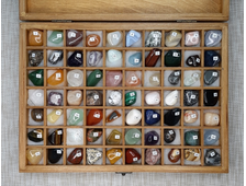 Коллекция камней (70 образцов) в коробке размером 32*23*4,5 см, с крышкой, вес около 1700 г №17901