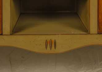 Комод двухстворчатый с открытыми полками.