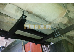 Силовые пороги на УАЗ Хантер 2003- с лифом кузова, крепление к раме, поперечина, накладки из рифлёного алюминия (05.350.13)