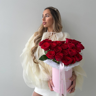 Букет в шляпной коробке «LOVE IS»