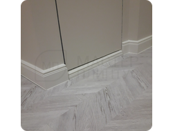 Плинтус ХДФ Dollken Cubu Hamburg Style 80мм Х 2,5 м 5012 Белый в интерьере 3