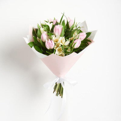 Букет из тюльпанов с альстромерией