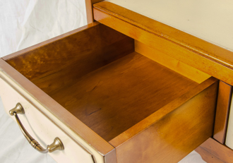 Библиотека открытая, низкая.