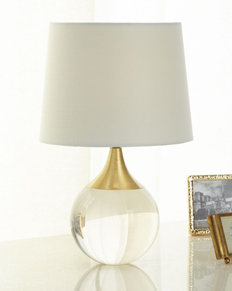 Настольная лампа в форме хрустального полированного шара с латунью и белым абажуром.