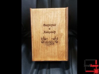 Свадебные фужеры с гравировкой в деревянной подарочной коробке
