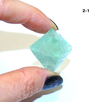 Флюорит натуральный (кристалл) №2-1: 15г - 29*28*28мм