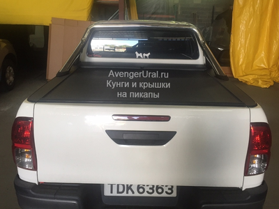 Жалюзи Roll-n-lock на Тойота Хайлюкс Рево на пикапе белого цвета 040 от AvengerUral.ru вид сзади